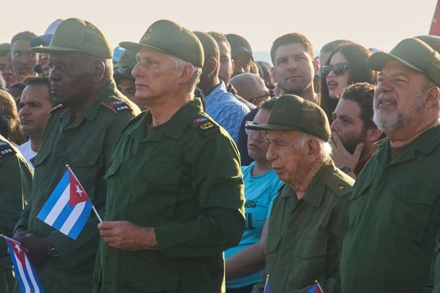 El presidente de Cuba, Miguel Díaz-Canel, participó de la protesta junto a altos funcionarios.