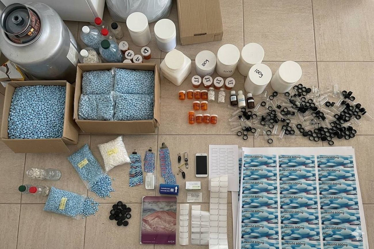 Está preso "el rey del viagra", un empleado de un laboratorio que robaba pastillas y comprimidos y los vendía en redes sociales. 
