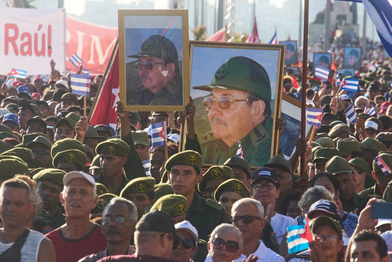 Miles de personas marcharon en Cuba en apoyo a Raúl Castro tras la acusación de EE.UU. (Foto AP / Ramon Espinosa)