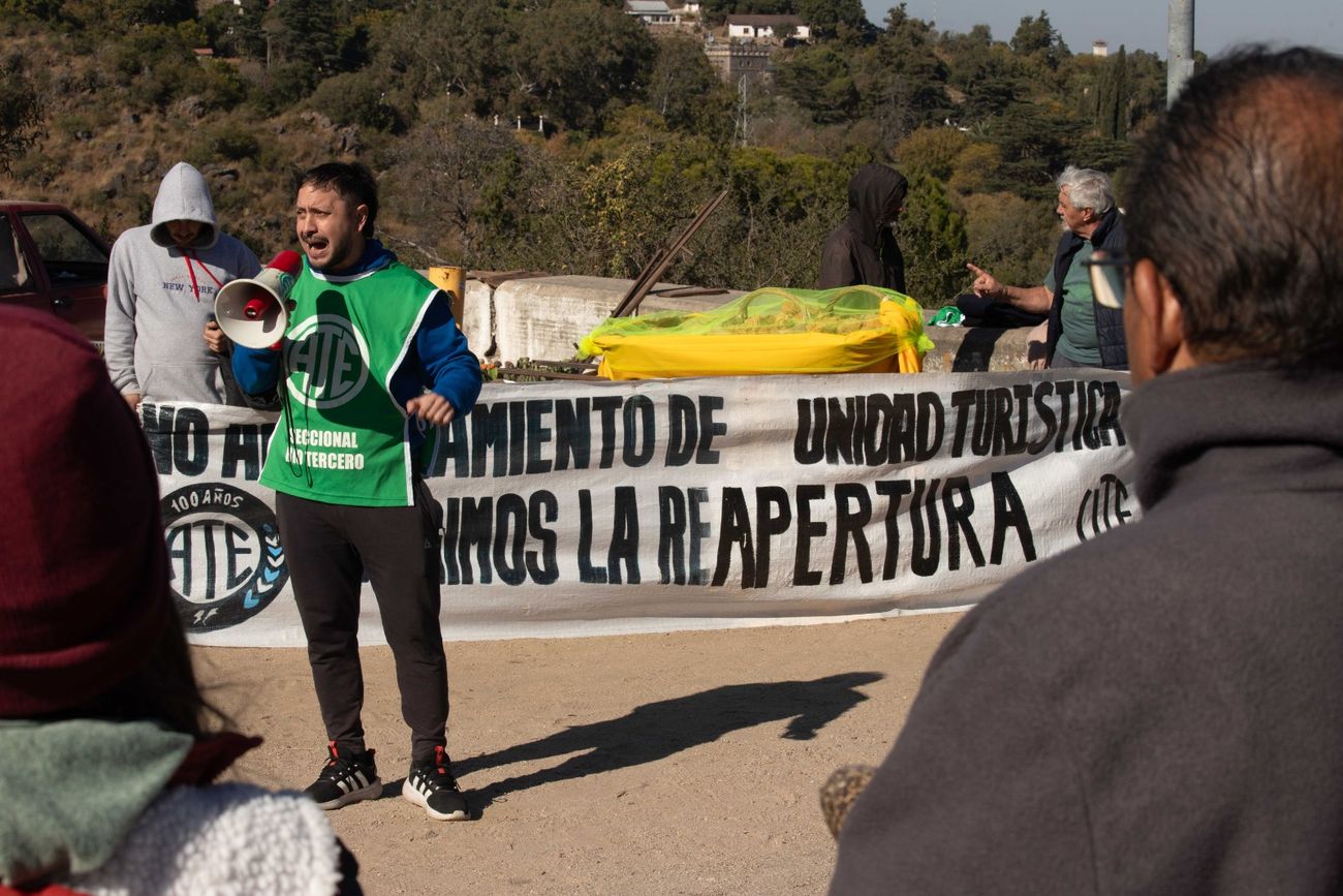 Protesta por el cierre del complejo hotelero de Embalse.