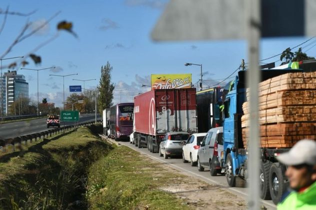 Buenos Aires: se cayó un puente tras el choque de un camión, otro furgón quedó atrapado y hay demoras masivas
