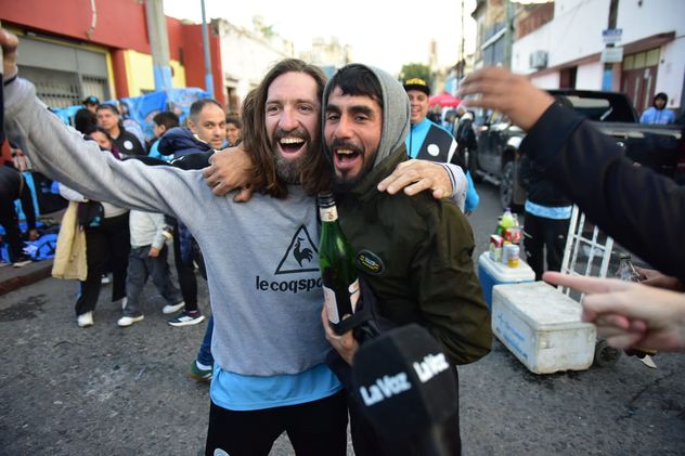 Banderazo de los hinchas de Belgrano en Alberdi. 
