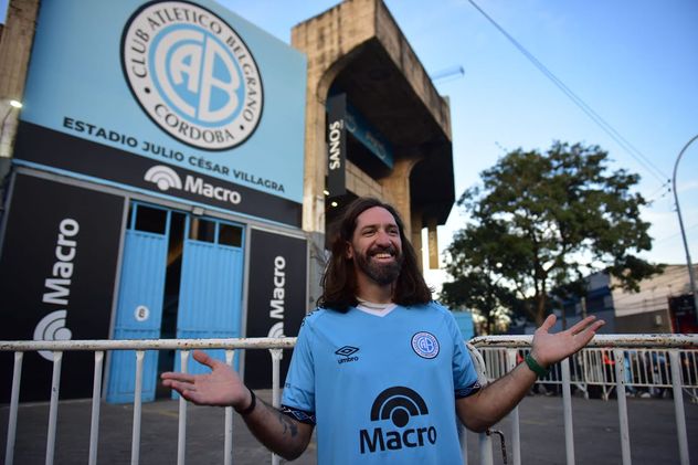 Banderazo de los hinchas de Belgrano en Alberdi. 