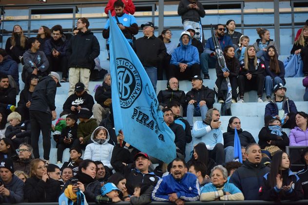 Banderazo de los hinchas de Belgrano en Alberdi. 