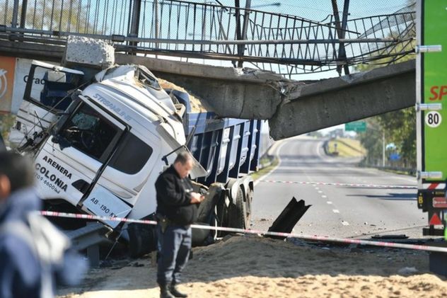 Buenos Aires: se cayó un puente tras el choque de un camión, otro furgón quedó atrapado y hay demoras masivas