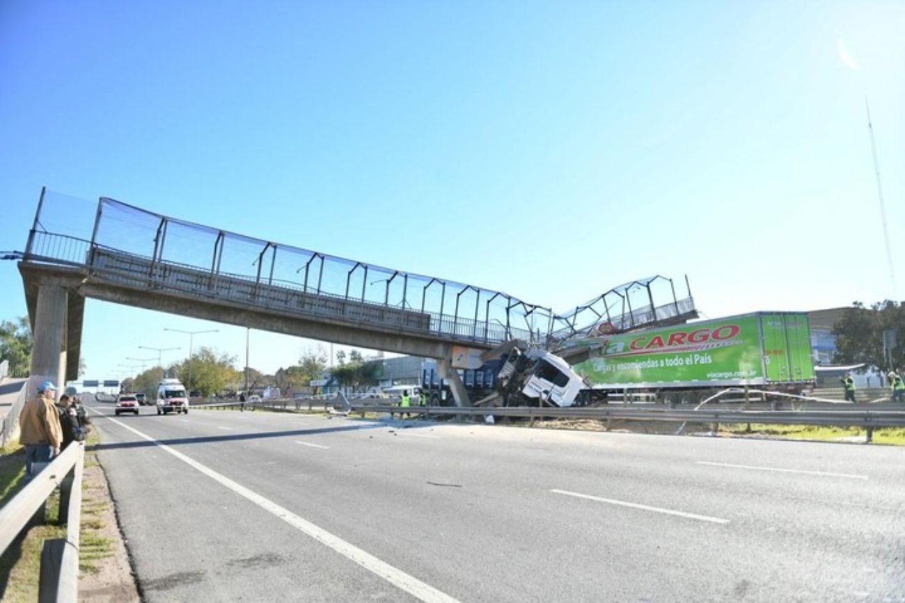 Buenos Aires: se cayó un puente tras el choque de un camión, otro furgón quedó atrapado y hay demoras masivas