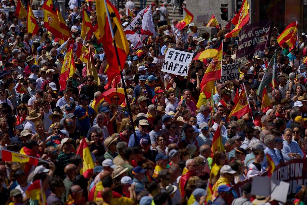 Manifestantes con banderas españolas participan en una protesta contra el gobierno del presidente Pedro Sánchez, en Madrid, España, el sábado 23 de mayo de 2026. 