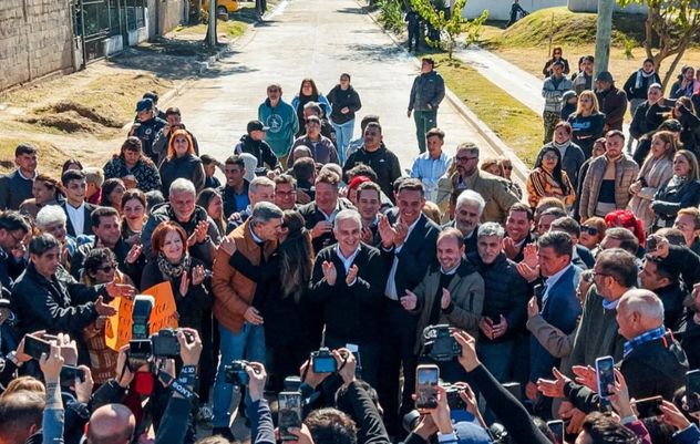 El peronismo a pleno en la Capital. En barrio El Quebracho, confluyeron todas las tribus del PJ.