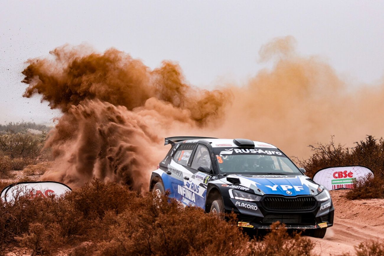 En una fría jornada, Federico Villagra (Skoda Fabia), con dos tramos ganador de los seis corridos, se llevó la victoria parcial en el Rally del Petróleo y los Dinosaurios en Neuquén. 
