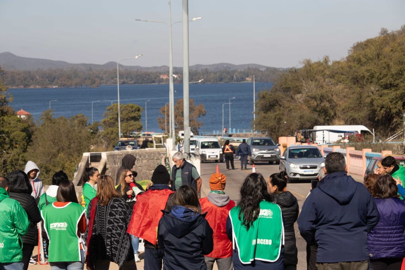 Protesta por el cierre del complejo hotelero de Embalse.