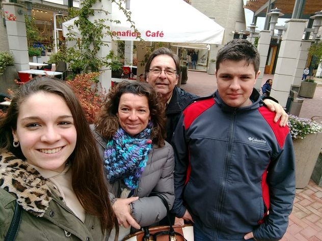 Guillermo Grimoldi con la familia, motor y sostén. Graciela, Laura y Julián. 