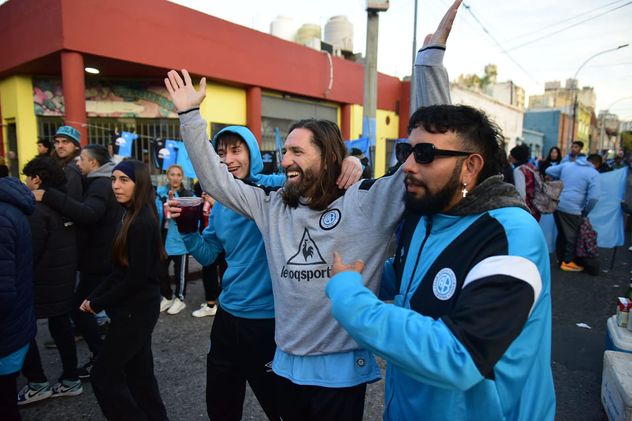 Banderazo de los hinchas de Belgrano en Alberdi. 