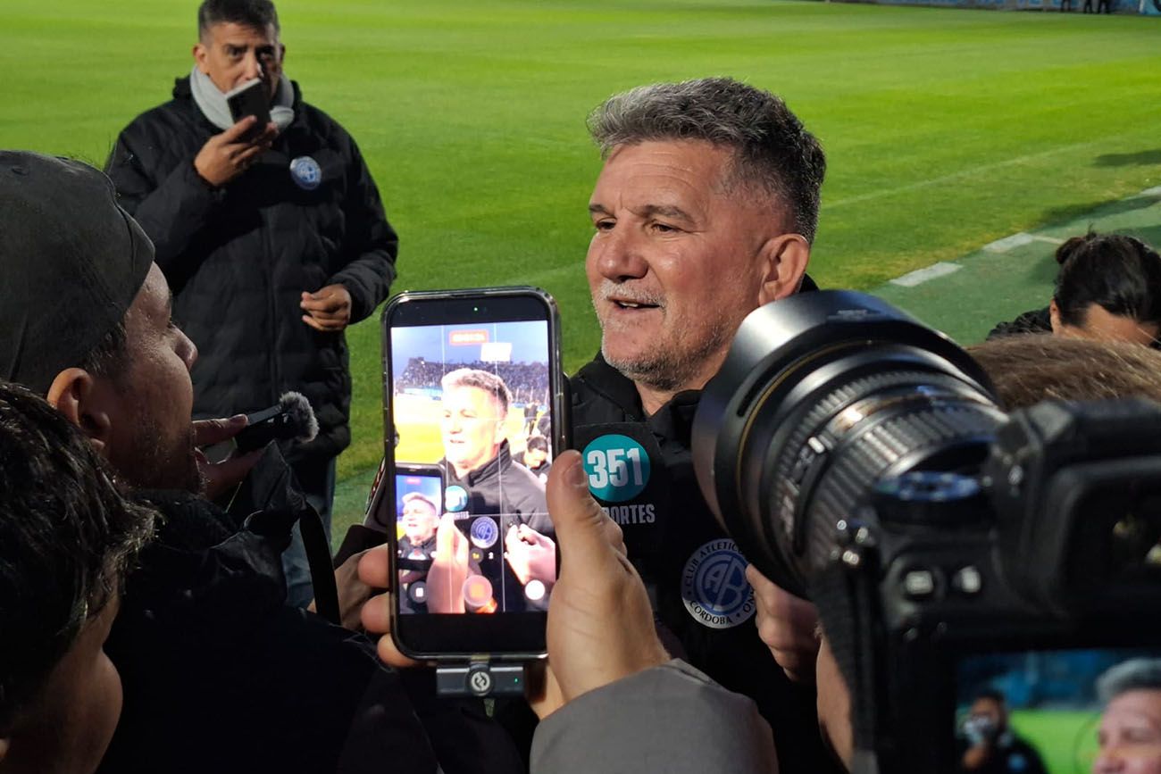 Luis Artime presidente de Belgrano en el banderazo en Alberdi.