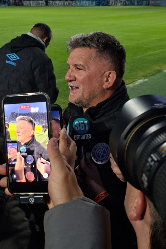 Luis Artime presidente de Belgrano en el banderazo en Alberdi.