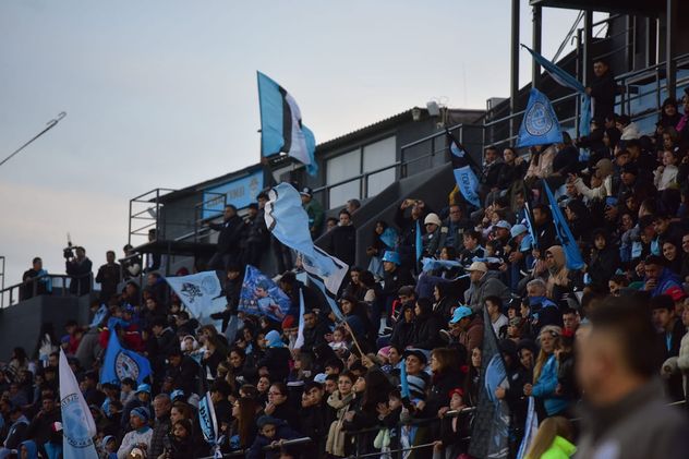 Banderazo de los hinchas de Belgrano en Alberdi. 