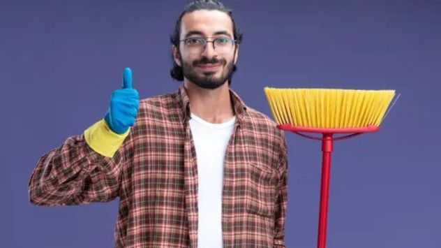 El truco consiste en colocar papel aluminio sobre parte de las cerdas para generar electricidad estática durante la limpieza.