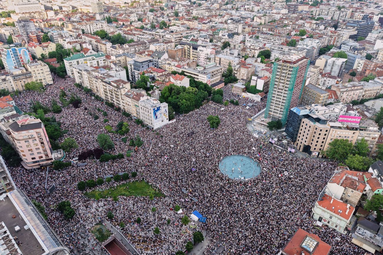 Violentos enfrentamientos en Serbia tras una multitudinaria protesta contra el presidente Vucic. (Armin Durgut / AP)