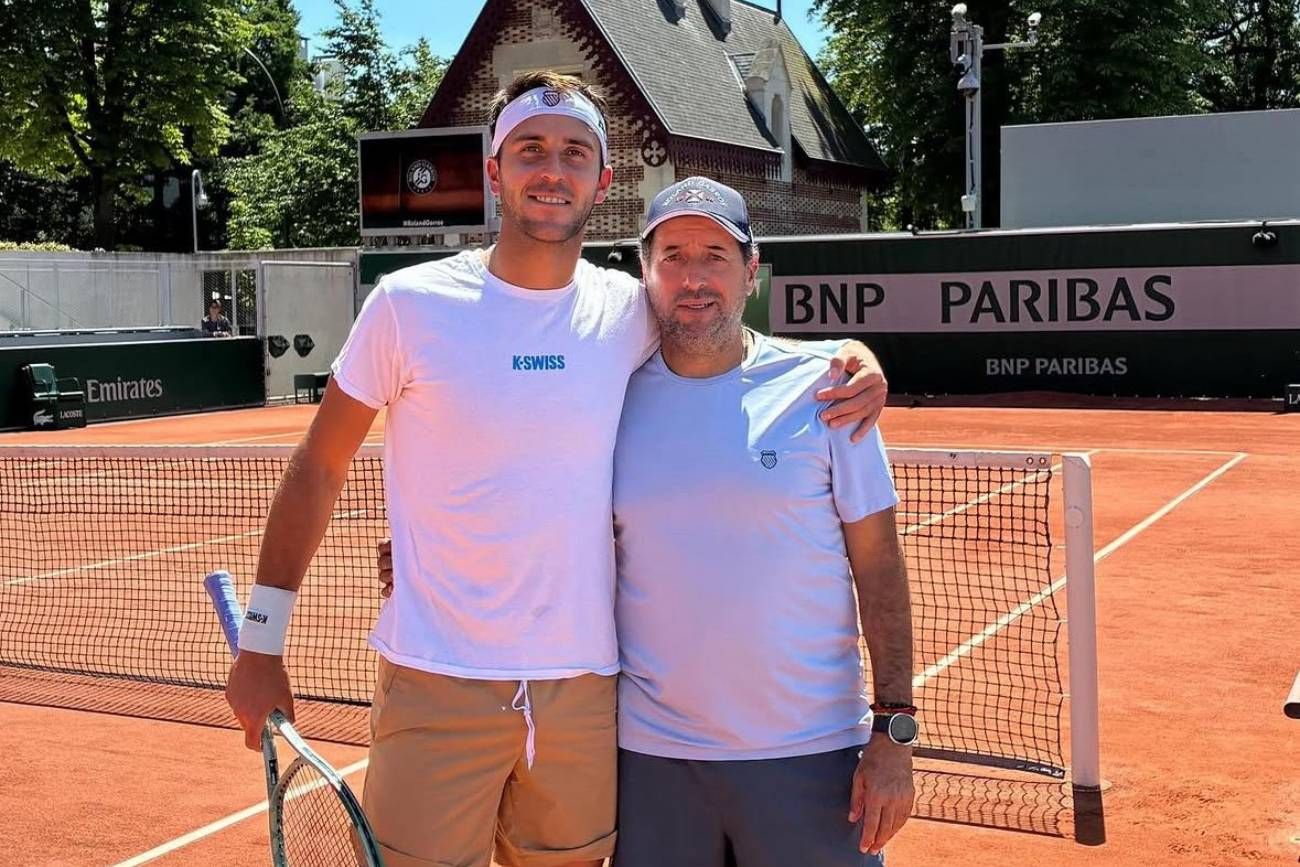 Tomás Etcheverry en su entrenamiento previo a su debut en Roland Garros.