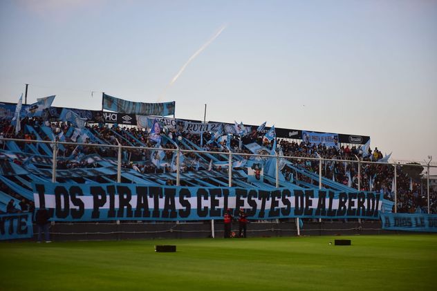 Banderazo de los hinchas de Belgrano en Alberdi.