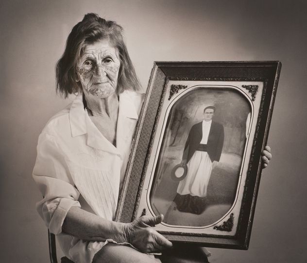 Doña Fermina y su papá es una fotografía de Pérez que forma parte de la colección del museo Emilio Caraffa.