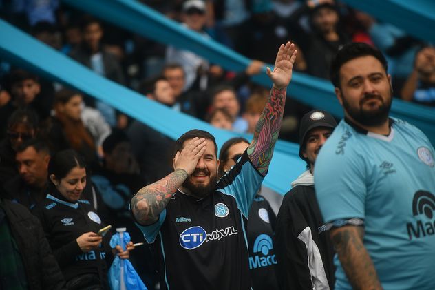 Hinchas de Belgrano en la final de la Liga Profesional de Fútbol.