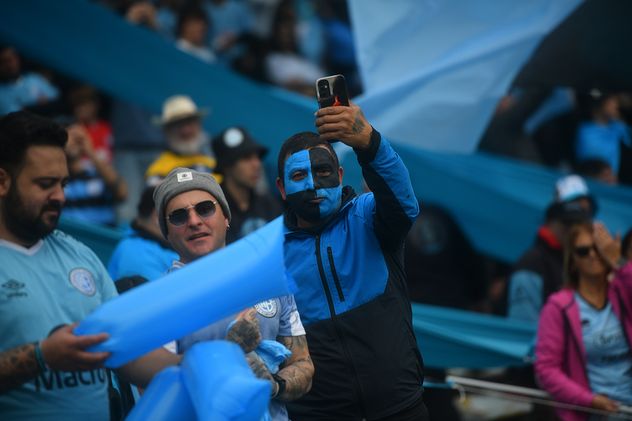 Hinchas de Belgrano en la final de la Liga Profesional de Fútbol.