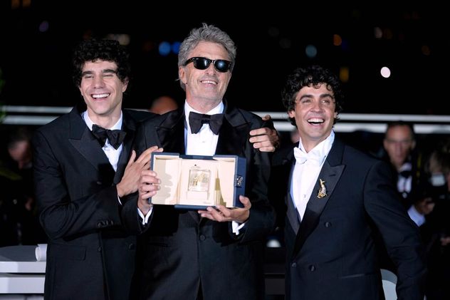 Pawel Pawlikowski, en el centro, ganador del premio al mejor director por "Fatherland", posa con Javier Calvo, a la izquierda, y Javier Ambrossi, ganadores del premio al mejor director por "La bola negra", en la sesión fotográfica de la ceremonia de entrega de premios durante la 79ª edición del Festival Internacional de Cine de Cannes, en el sur de Francia, el sábado 23 de mayo de 2026. (AP/ John Locher)