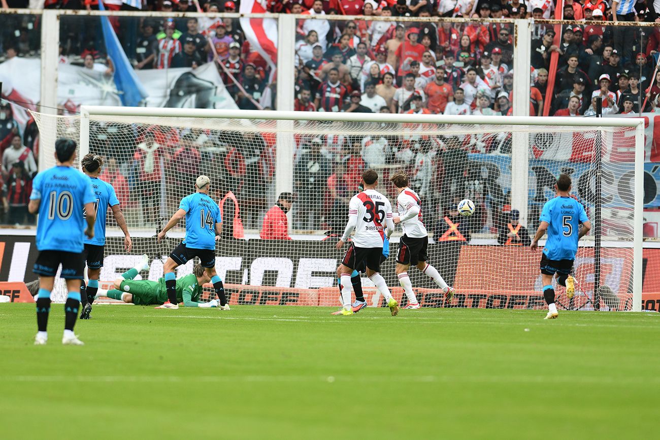River pegó primero y le gana 1-0 a Belgrano la final del Apertura en el Kempes.