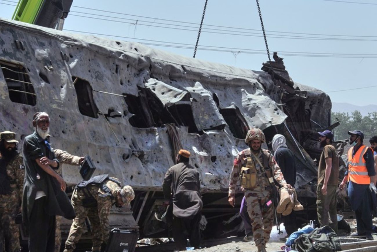 Atentado en Pakistán: un coche bomba impactó contra un tren militar y dejó al menos 24 muertos