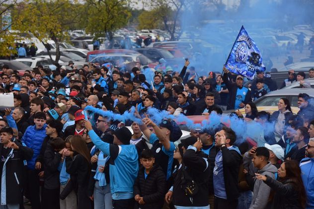 Hinchas de Belgrano en el ingreso al Mario Alberto Kempes. 