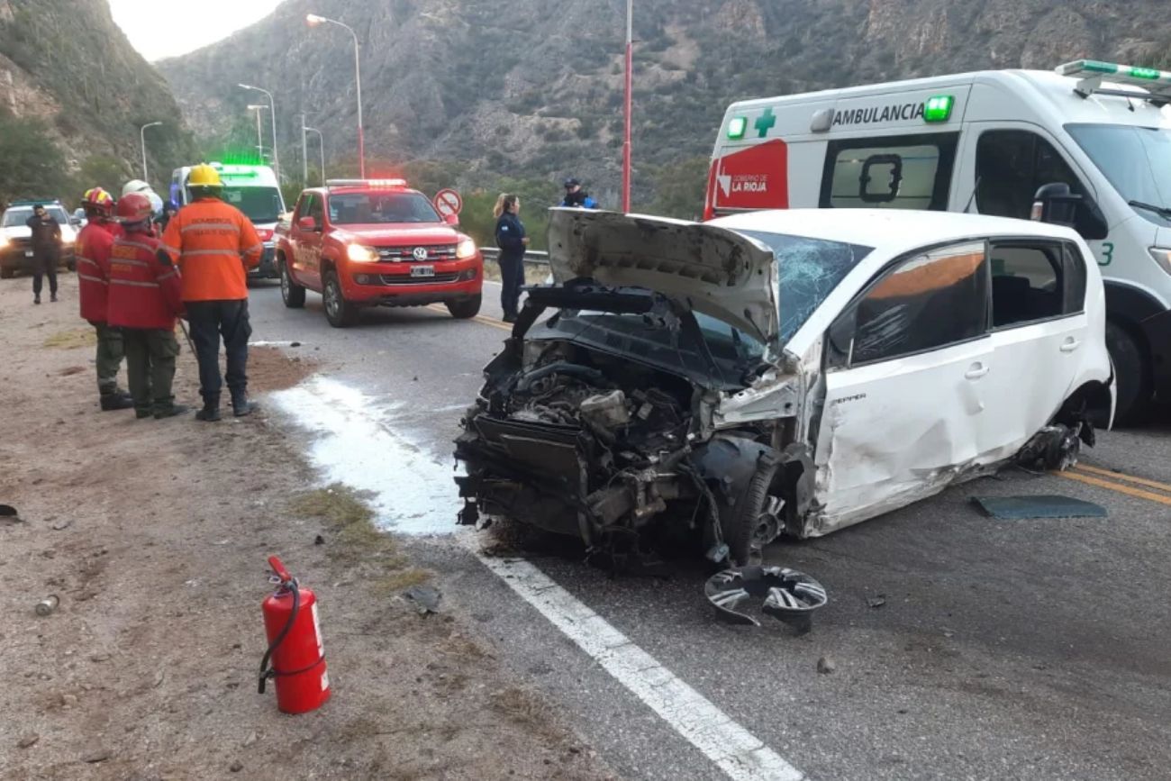 Siniestro en ruta 75: un vehículo destruido y tres personas con heridas graves