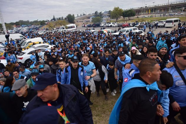 Hinchas de Belgrano ingresan al Mario Alberto Kempes. 