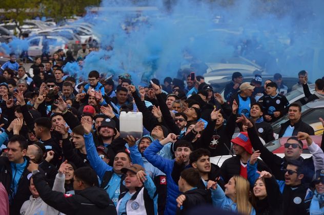 Hinchas de Belgrano en el ingreso al Mario Alberto Kempes. 