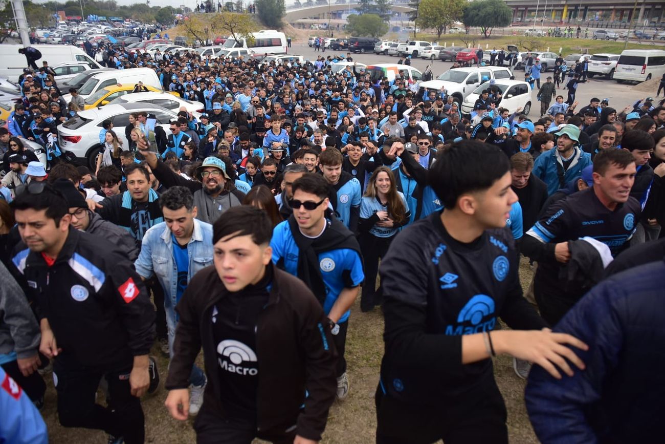 Hinchas de Belgrano ingresan al Mario Alberto Kempes. 