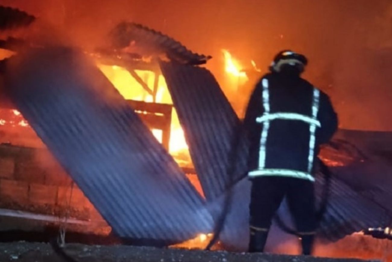 Le intentó quemar la casa a un hombre con quien peleó pero incendió la de un vecino por error