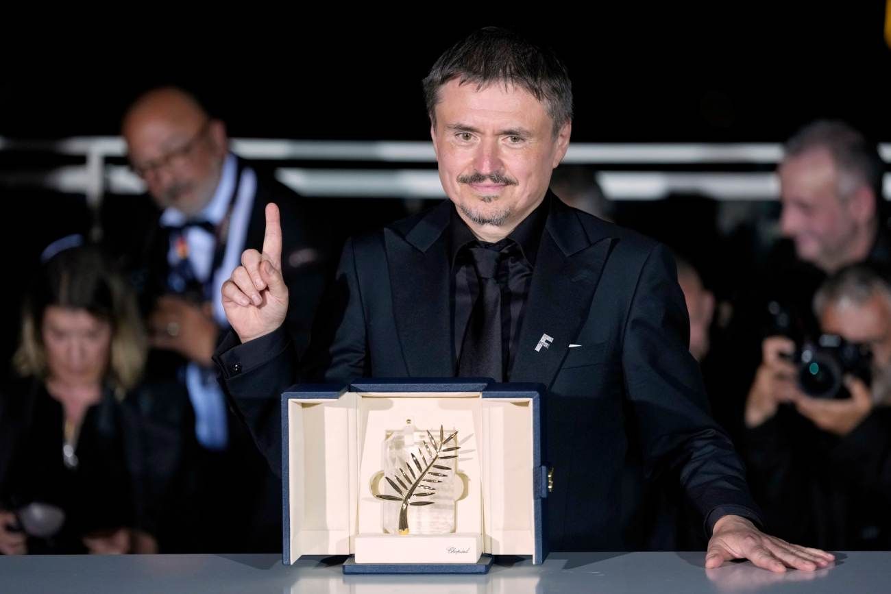 Cristian Mungiu recibe la Palma de Oro por "Fjord"durante la ceremonia de entrega de premios de la 79ª edición del Festival Internacional de Cine de Cannes, en el sur de Francia, el sábado 23 de mayo de 2026. (AP/ Andreea Alexandru)