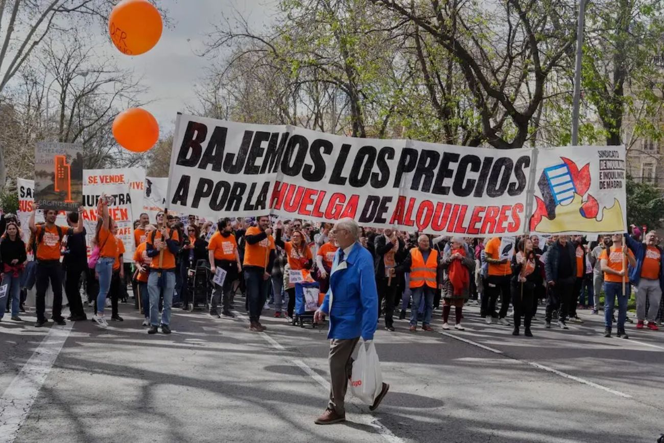 Crisis de vivienda en España: una multitudinaria marcha en Madrid exigió bajar el precio de los alquileres