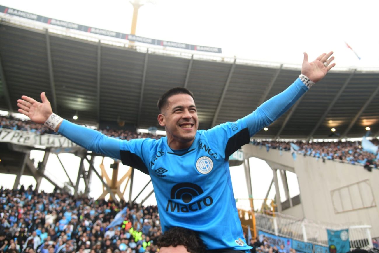 Belgrano le ganó 3-2 a River en el Kempes y es el campeón del Torneo Apertura. Nicolás "Uvita" Fernández entró a los 76 minutos y anotó los dos goles con los que la "B" dio vuelta el juego y entró en la historia
