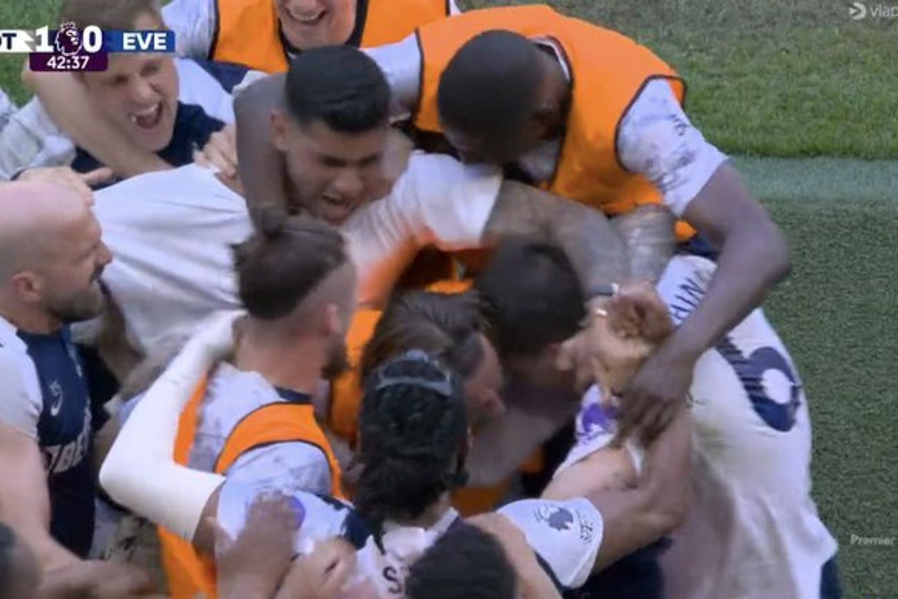 Cuti Romero festejando un gol del Tottenham.