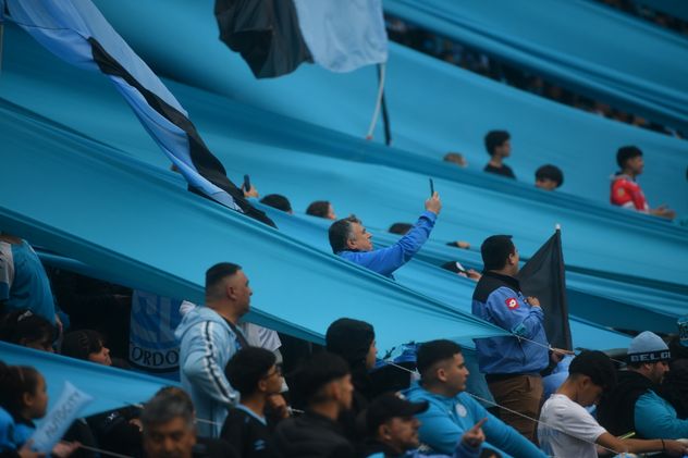 Hinchas de Belgrano en la final de la Liga Profesional de Fútbol.
