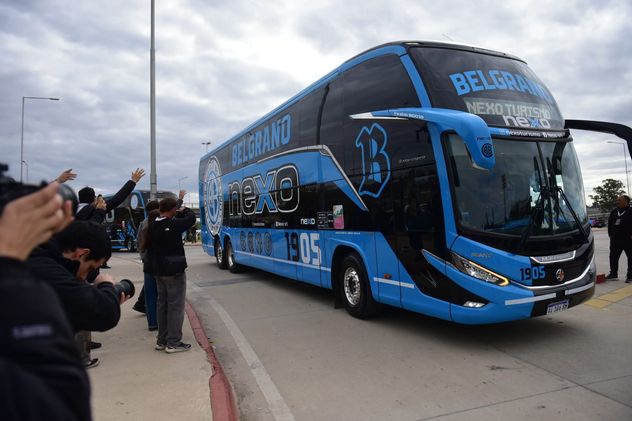 Llegada de Belgrano al estadio Mario Alberto kempes. 