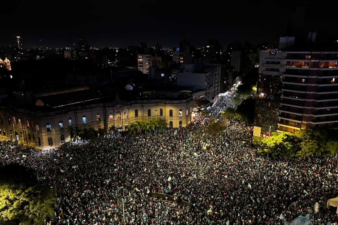 Los festejos en el Patio Olmos por Belgrano campeón.