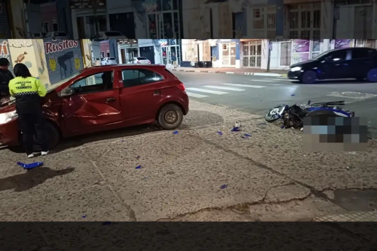 Tragedia: un joven motociclista murió tras chocar violentamente contra un auto