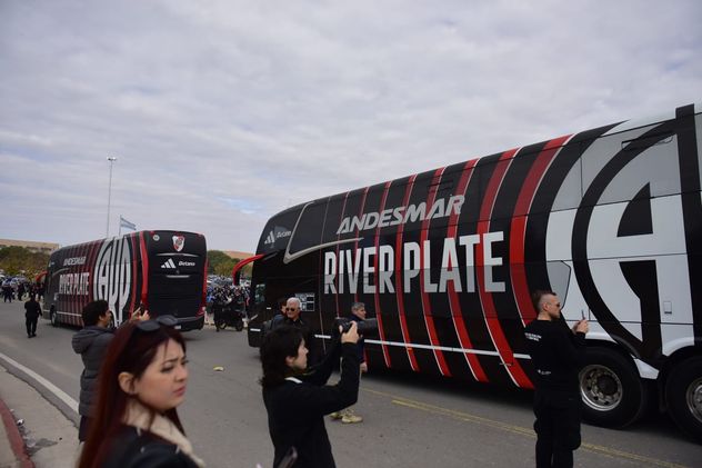 Llegada de River al estadio Mario Alberto kempes.
