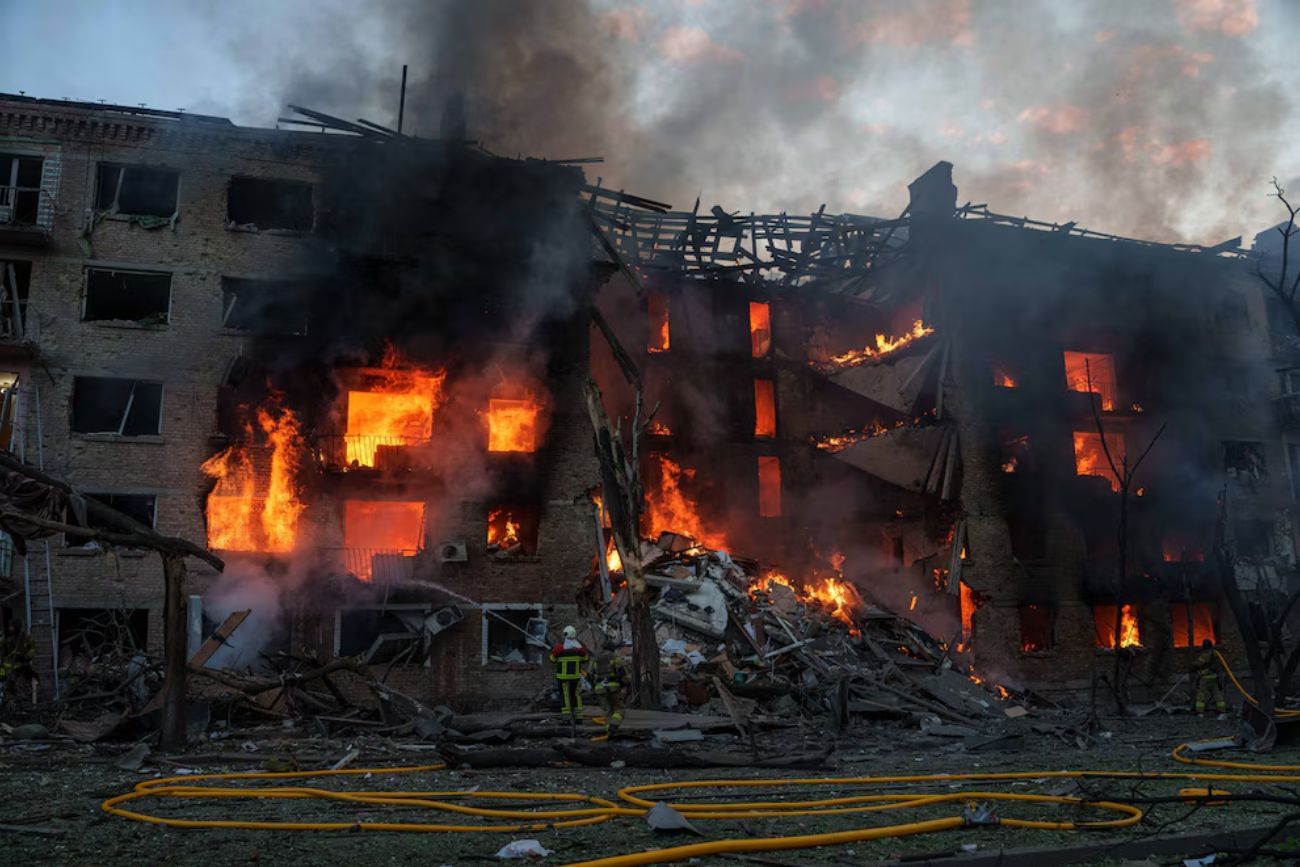 Bomberos y equipos de rescate combaten las llamas en un edificio residencial alcanzado por el ataque ruso del domingo sobre Kiev, el mayor bombardeo sobre la capital ucraniana en meses. 