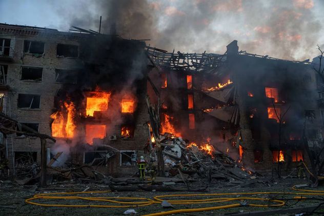 Bomberos y equipos de rescate combaten las llamas en un edificio residencial alcanzado por el ataque ruso del domingo sobre Kiev, el mayor bombardeo sobre la capital ucraniana en meses.