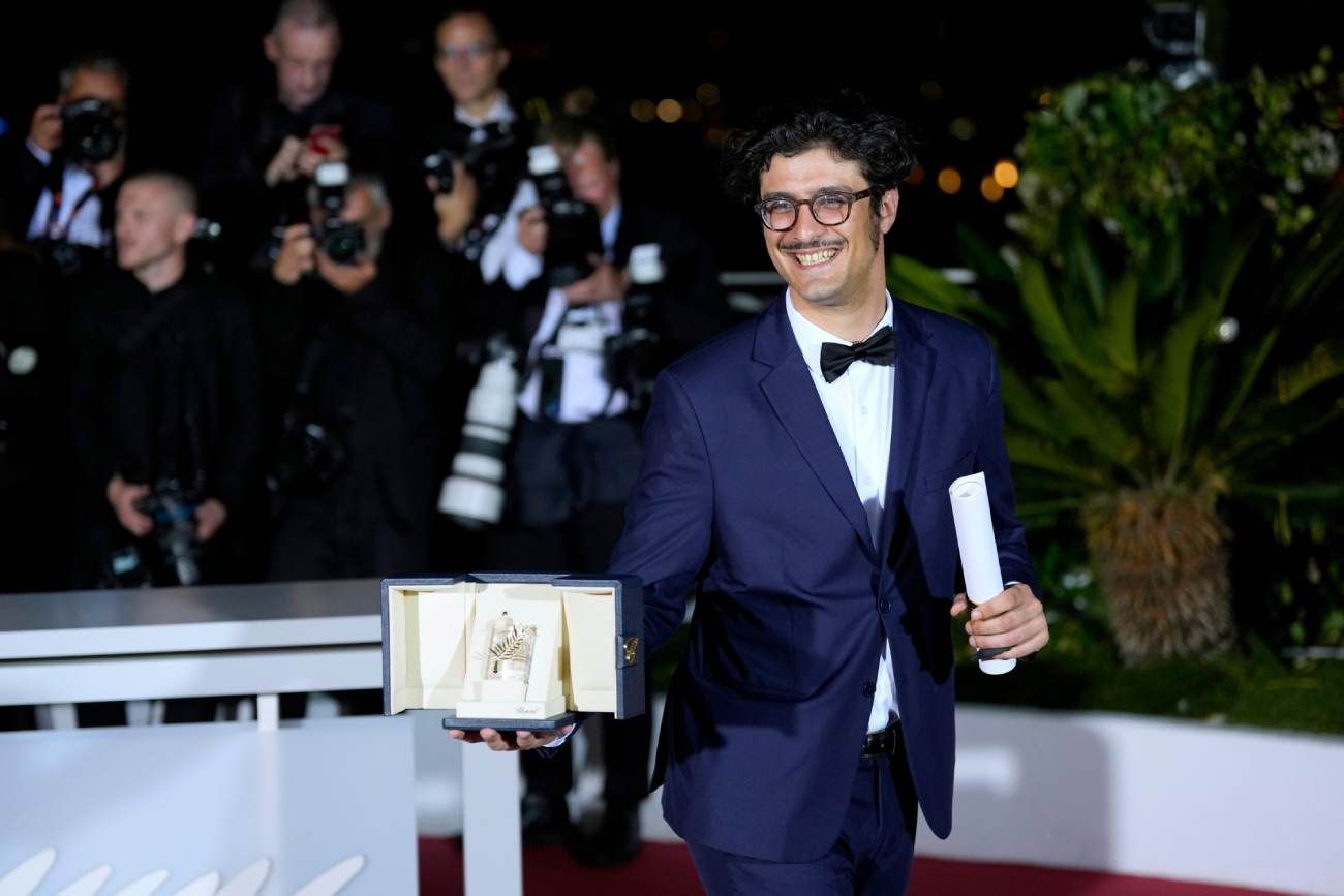 Federico Luis, ganador de la Palma de Oro por el cortometraje "Para los contrincantes", posa para los fotógrafos en la sesión fotográfica de la ceremonia de entrega de premios durante el 79º Festival Internacional de Cine de Cannes, en el sur de Francia, el sábado 23 de mayo de 2026. (AP/ John Locher)