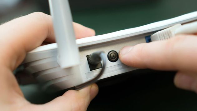 El botón WPS está incorporado en la mayoría de los routers modernos y permite conectar dispositivos sin ingresar la contraseña del wifi.
