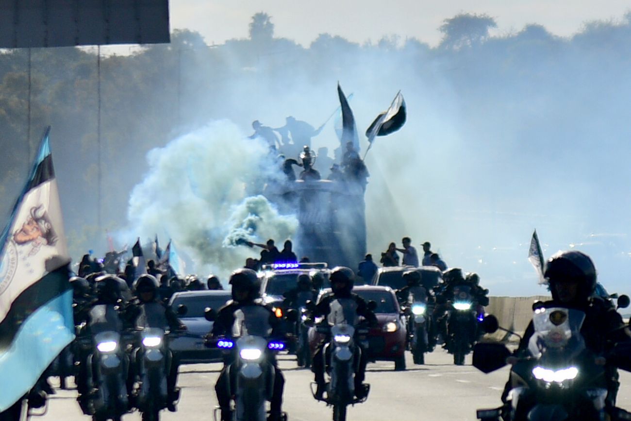 Caravana del Belgrano campeón por la Circunvalación de Córdoba.