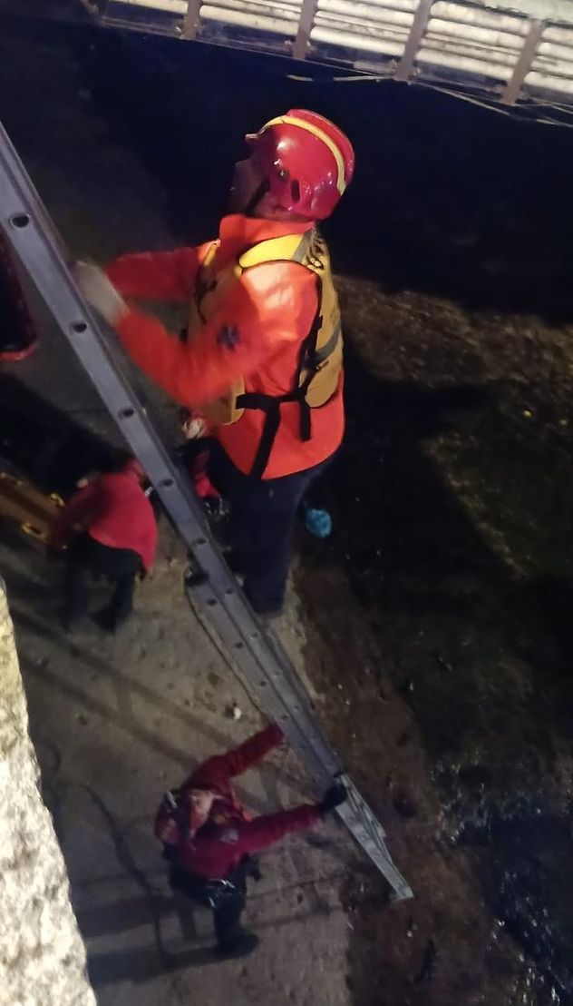 En medio de los festejos por el Belgrano campeón, un hombre cayó en La Cañada: está grave.